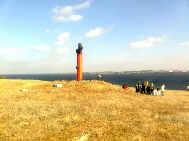 Панорама «Кам'янської Січі» і пам'ятник кошовому Костю Гордієнку. Фото з сайту pravda.ks.ua