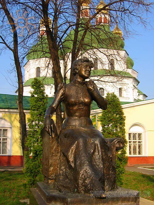 castles.com.ua Пам`ятник Марії Заньковецькій на фоні Миколаївського собору